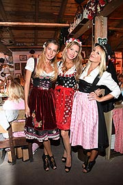 Giulia Siegel mit Sabine Piller und Aysen Auth  OKTOBERFEST 2016 Haarwerk Charity Blond Woman Wiesn im Kaeferzelt in Muenchen am 21.09.2016  Foto: BrauerPhotos / J.Reetz